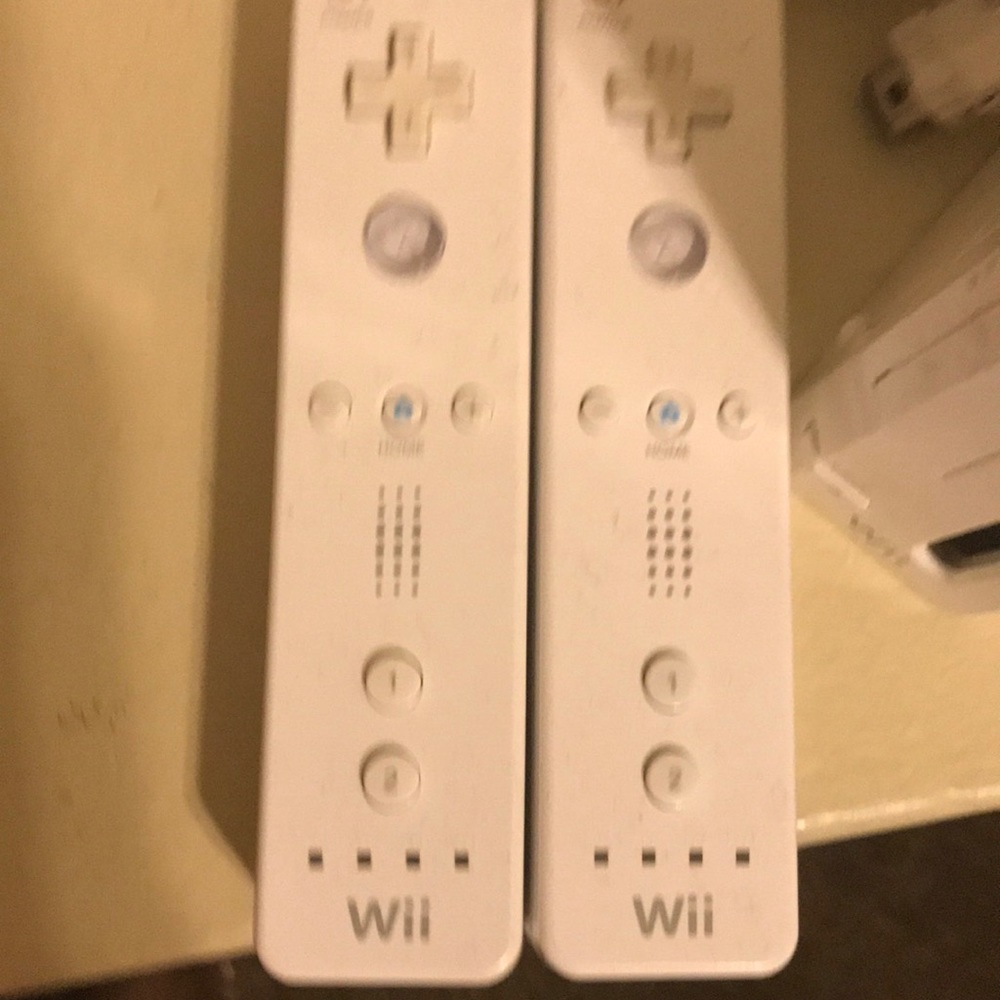 Wii - Picture 2 of 3